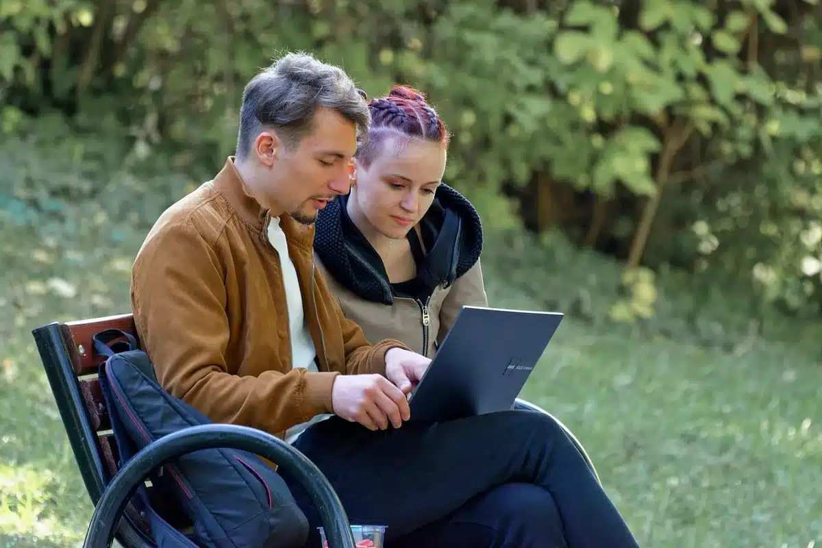 Virement test sur ordinateur et documents bancaires