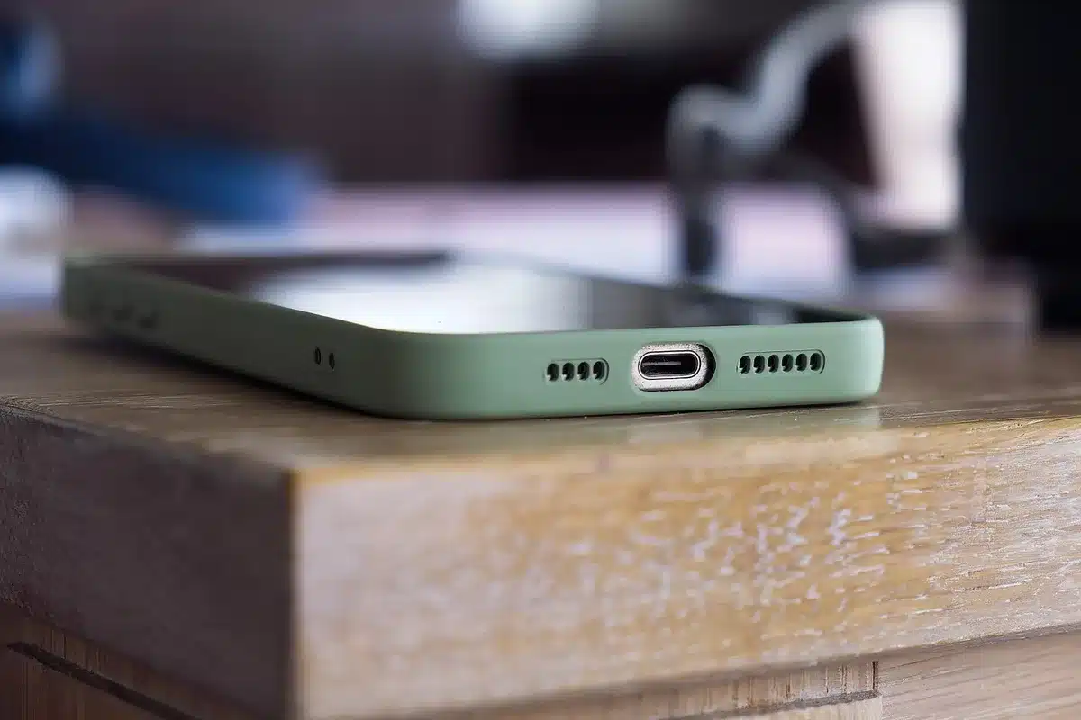 Écran Android montrant les paramètres NFC et une main approchant un tag