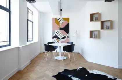 Salon lumineux avec une TV, un smartphone sur la table et un petit dongle Chromecast