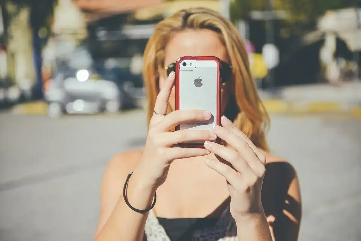 Main redémarrant un smartphone Android posé sur une table