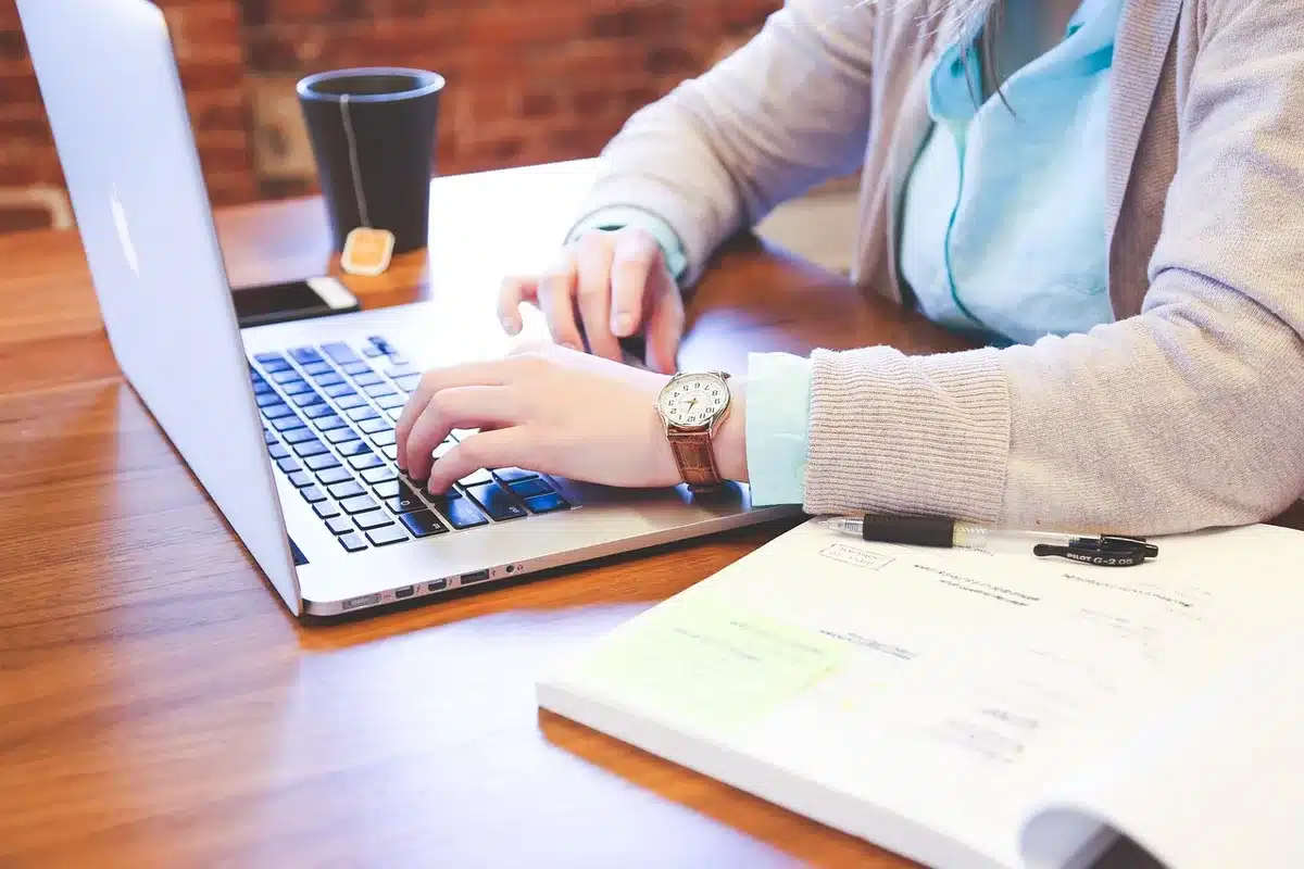 Personne travaillant sur un ordinateur choisissant un modèle de site