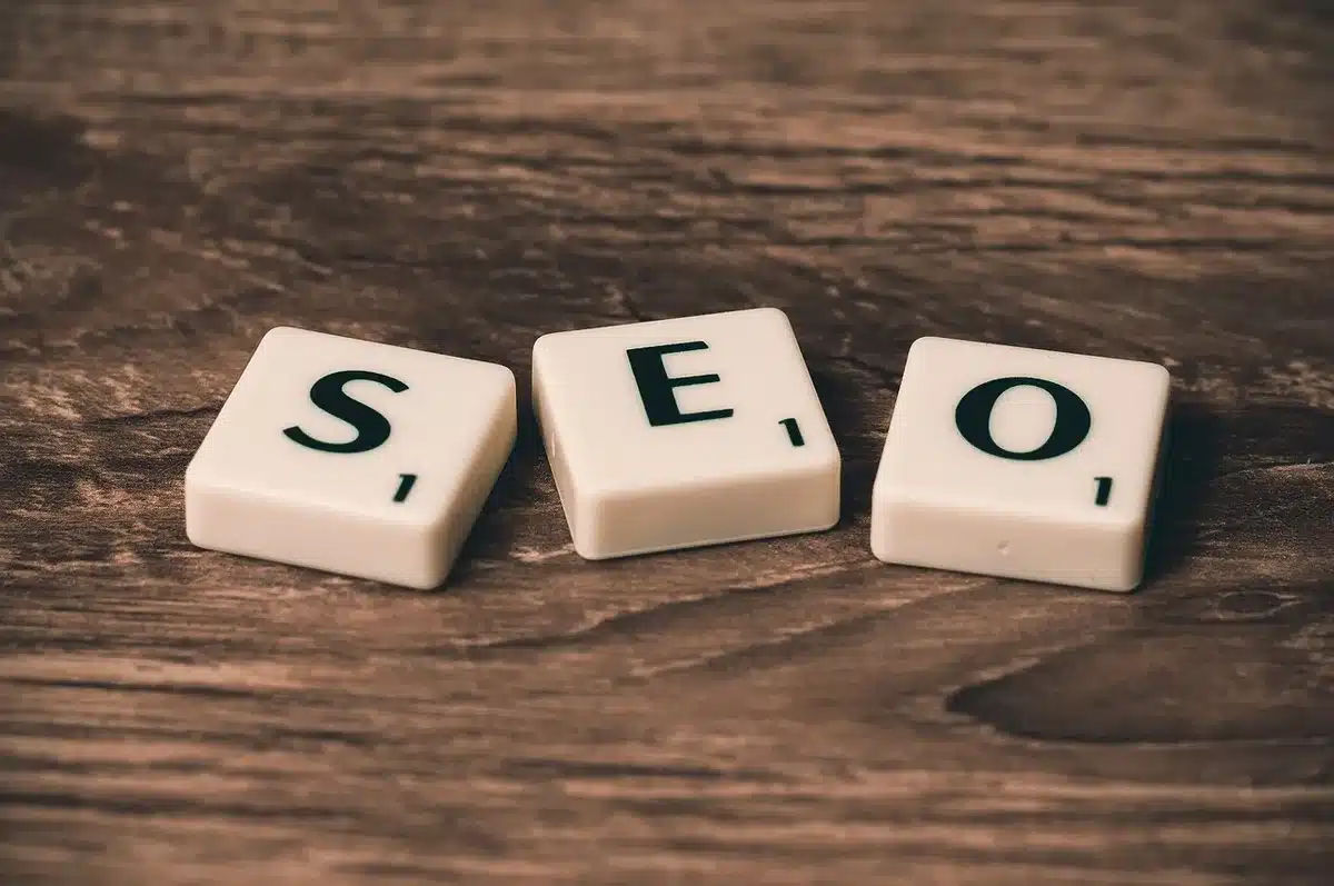 Tableau de bord d'analyse SEO montrant performance de site