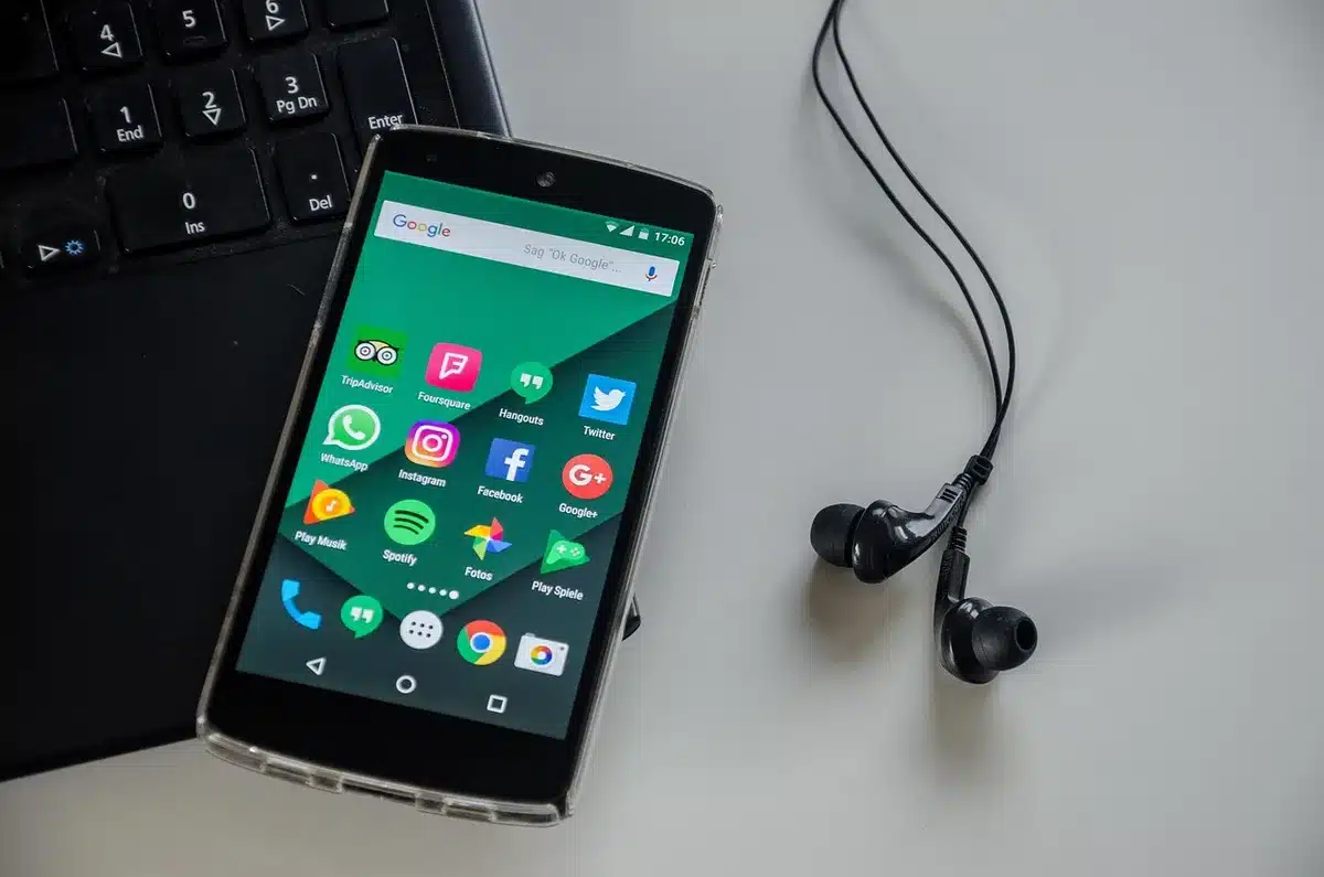 Main manipulant l'interrupteur Safe Mode dans les paramètres d'une application Android