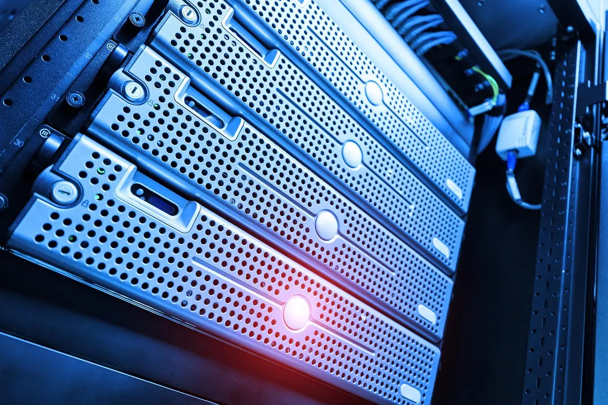 Administrateur lançant une mise à jour sur un serveur depuis un terminal