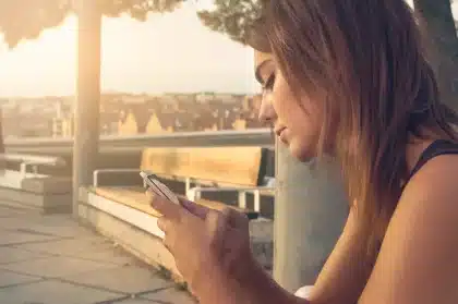 Bureau en plein jour avec smartphone Android posé, carnet et clavier