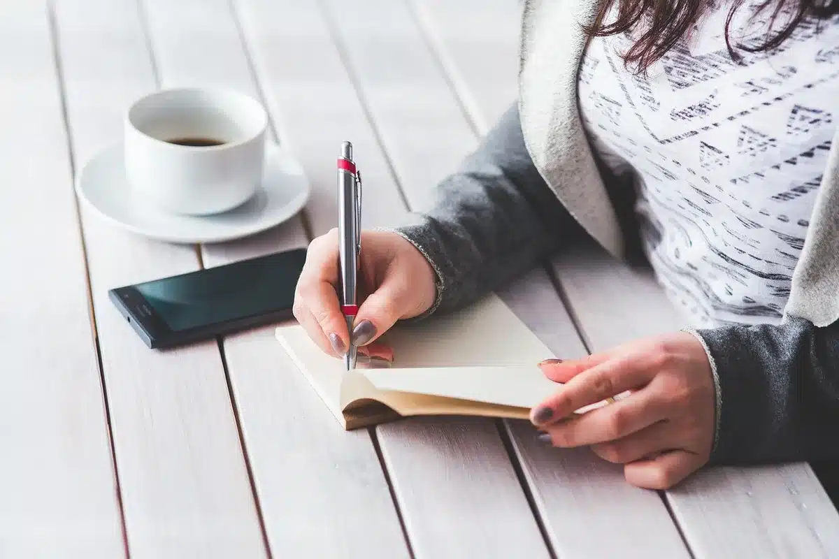 Checklist et notes sur un bureau illustrant les éléments essentiels d'un email de bienvenue