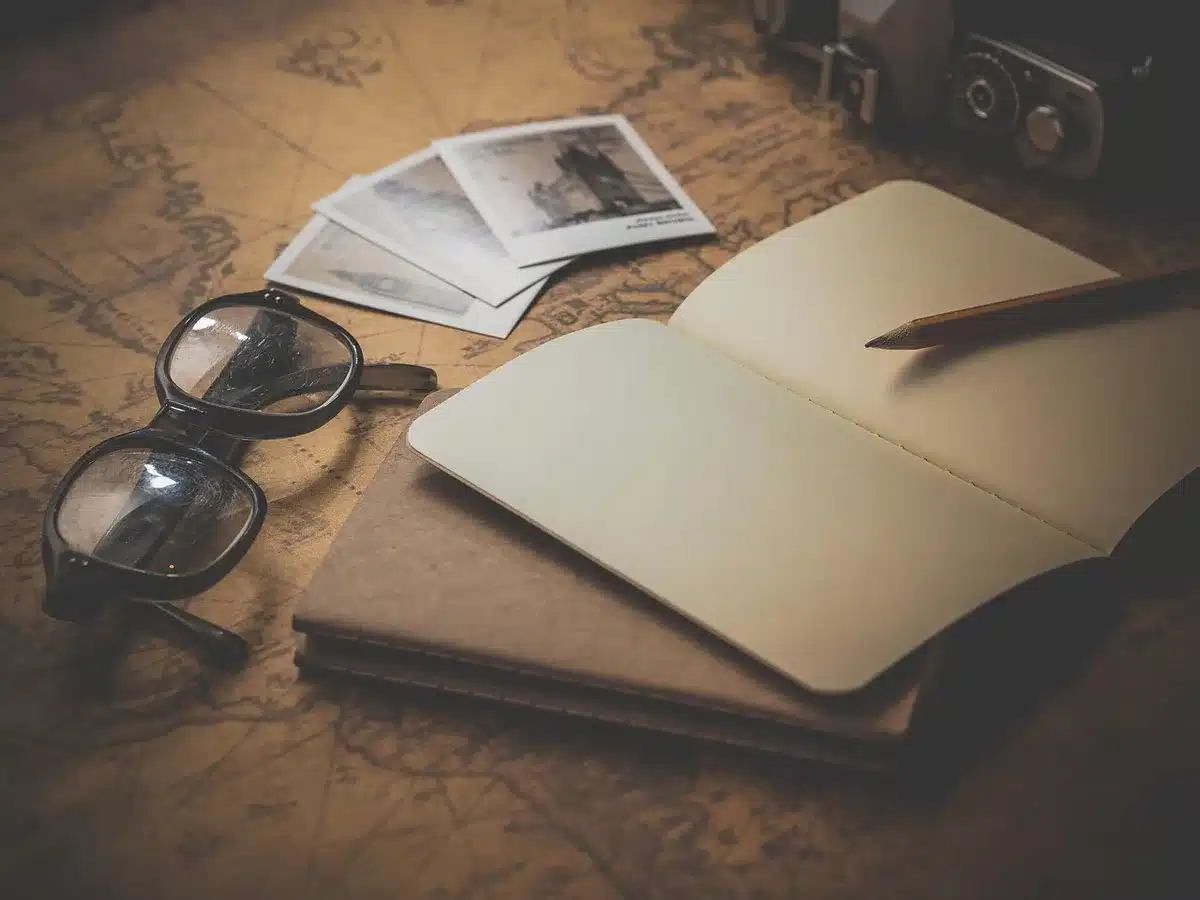 Administrateur IT avec checklist sur un bureau lumineux