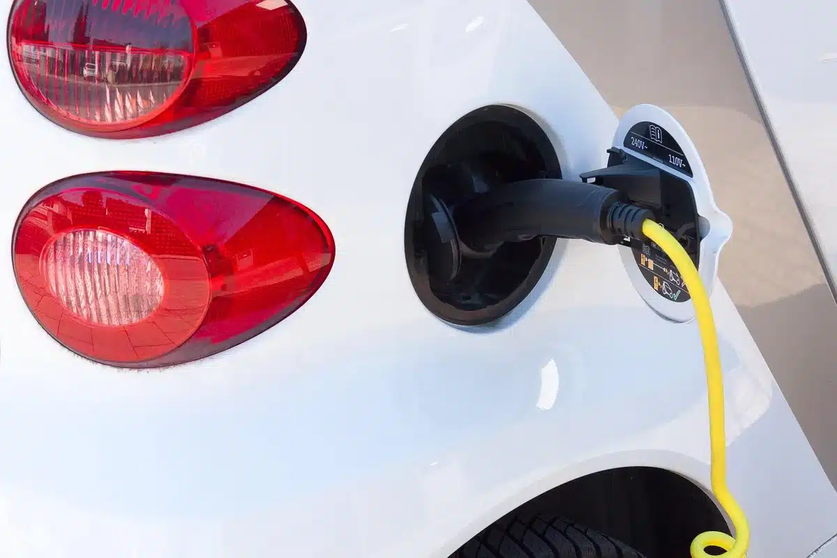 Gros plan d'un smartphone avec câble de charge et port visible