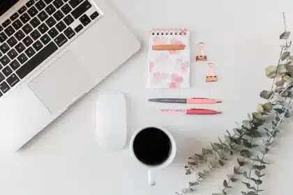 Poste de travail en journée avec timeline de montage vidéo sur un ordinateur portable