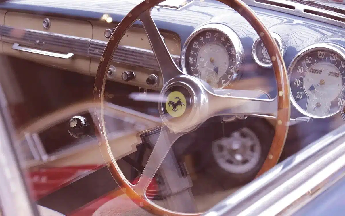 Système d'infodivertissement automobile avec grandes icônes d'applications