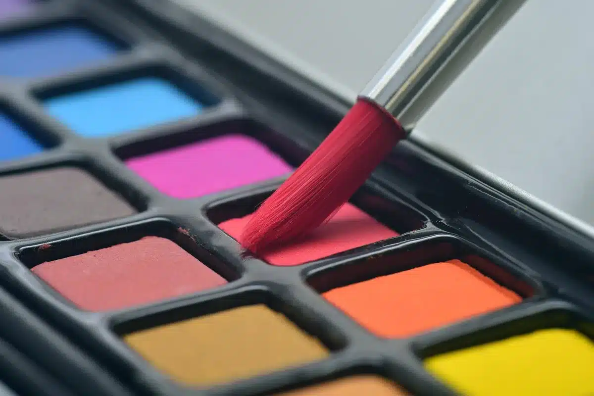 Palette de couleurs et typographies sur un bureau lumineux pour personnaliser un template