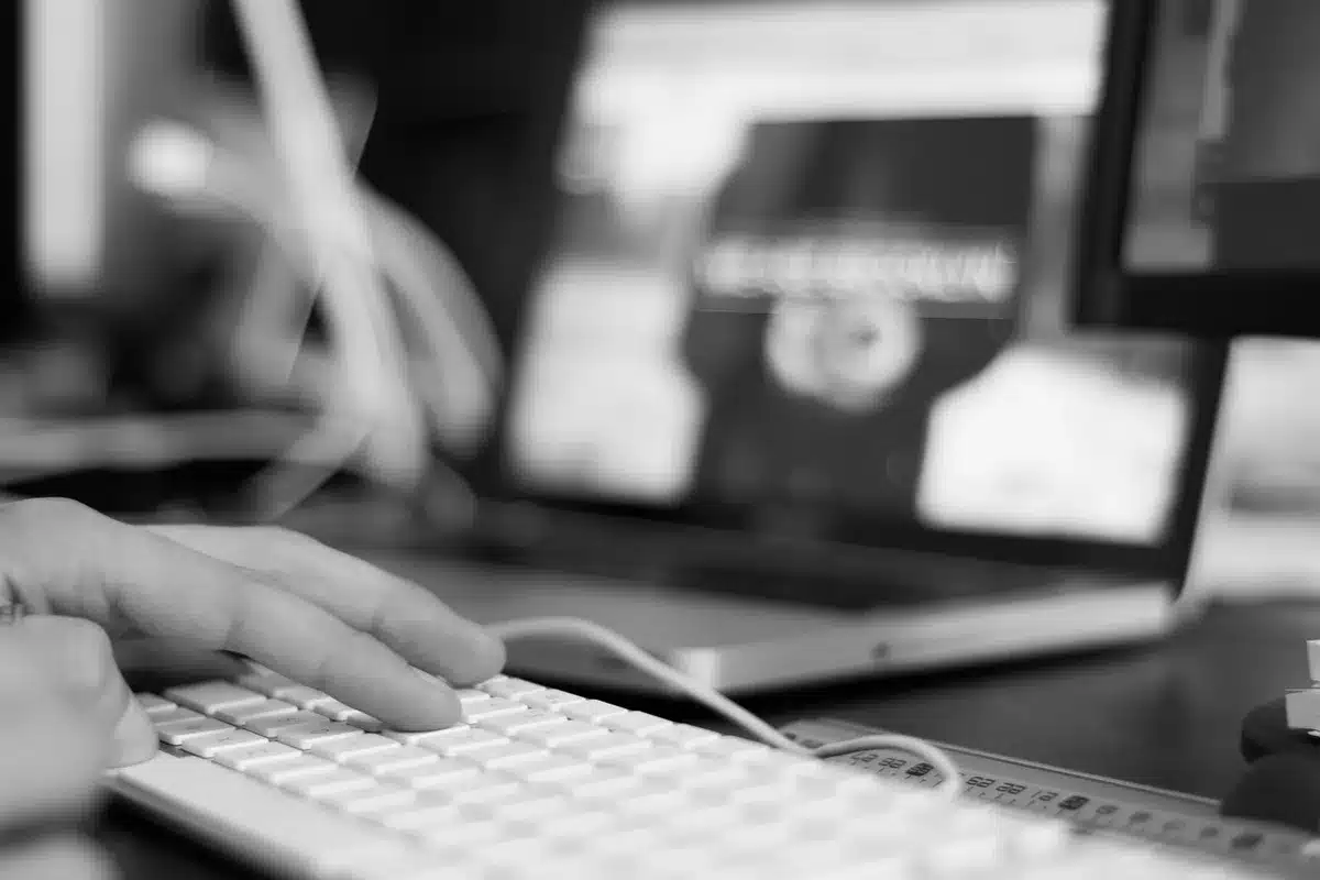 Personne tapant une clé API sur un ordinateur portable près d'une fenêtre en journée