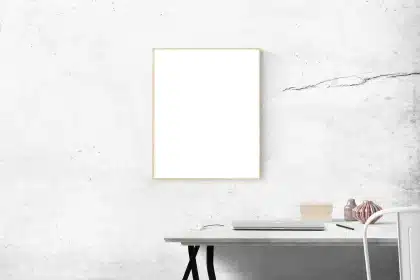 Bureau lumineux avec ordinateur montrant une interface d'intégration, mains tapant au clavier