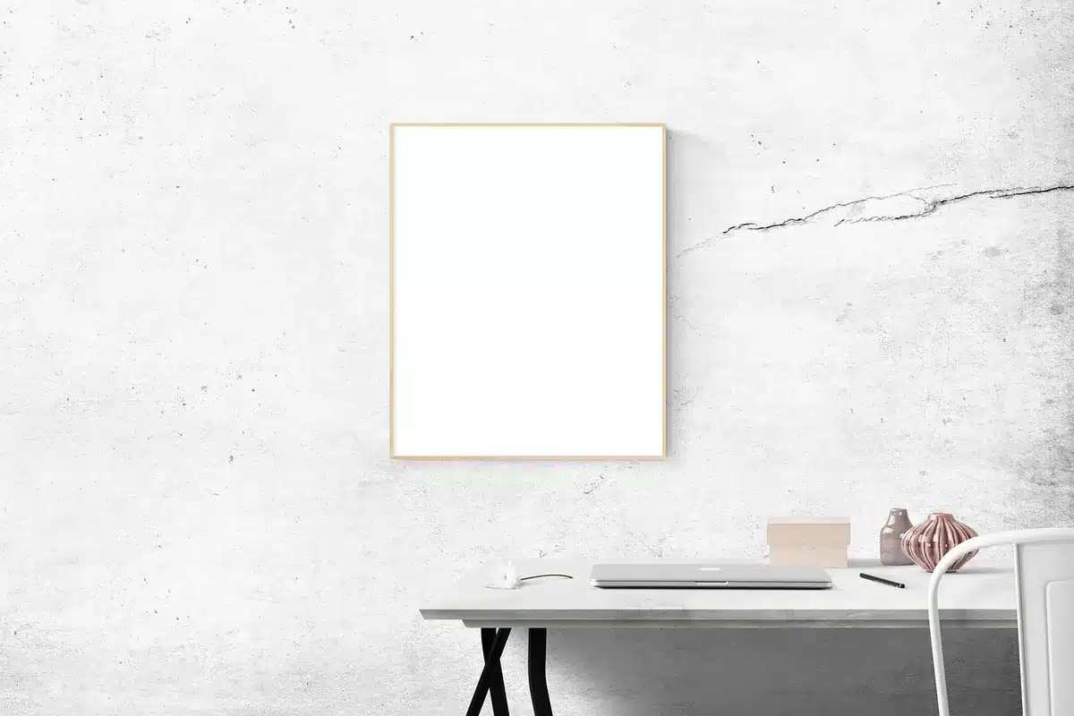 Bureau lumineux avec ordinateur montrant une interface d'intégration, mains tapant au clavier