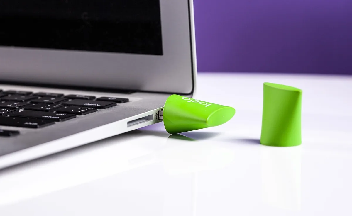 Ordinateur portable avec câble USB et fenêtre d'outil de flashage ouverte