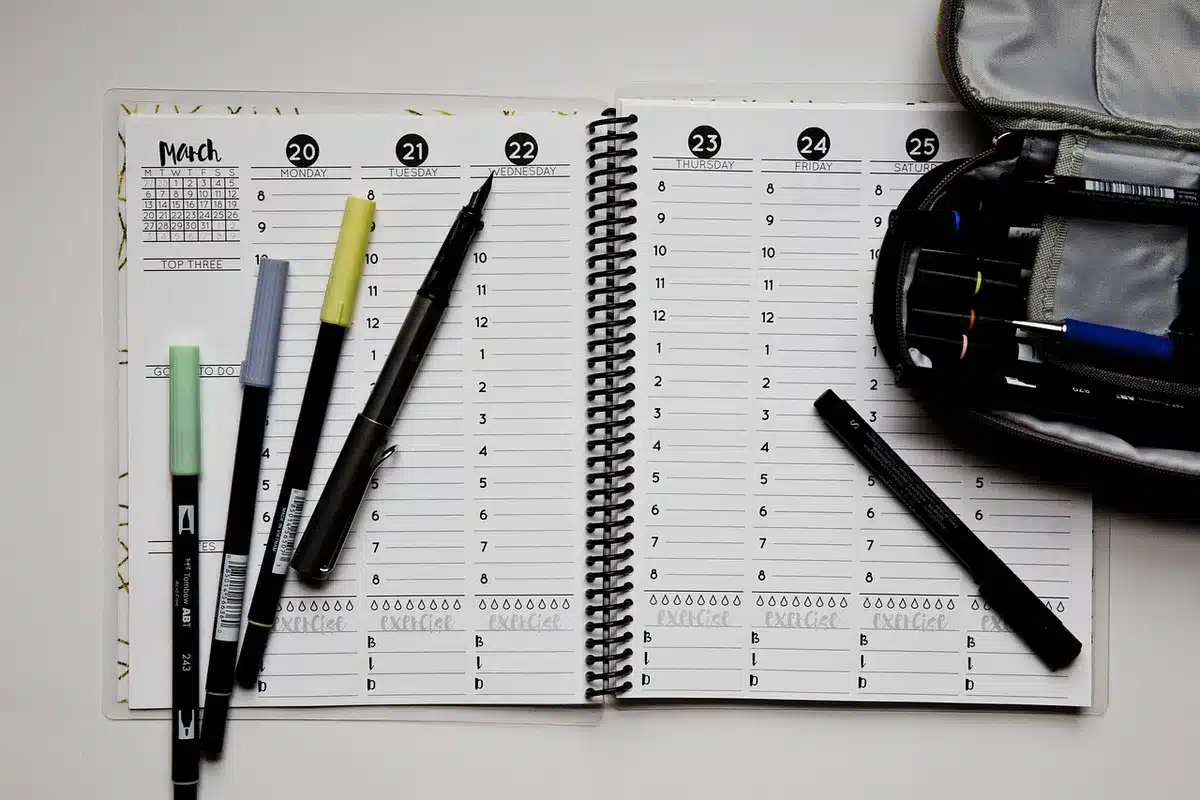 Calendrier éditorial sur un bureau lumineux avec notes et stickers