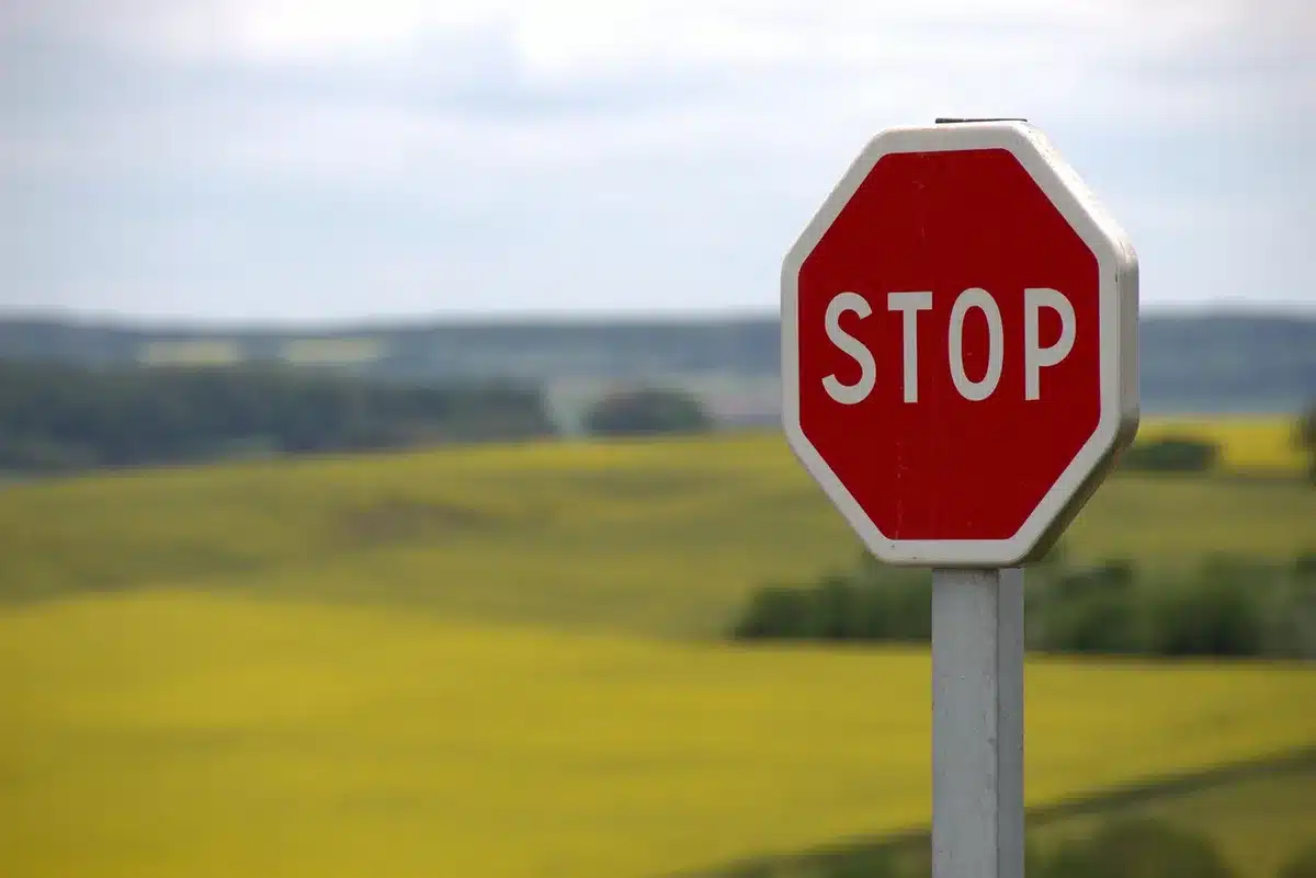 Écran de trading montrant ordres stop loss et taille de position