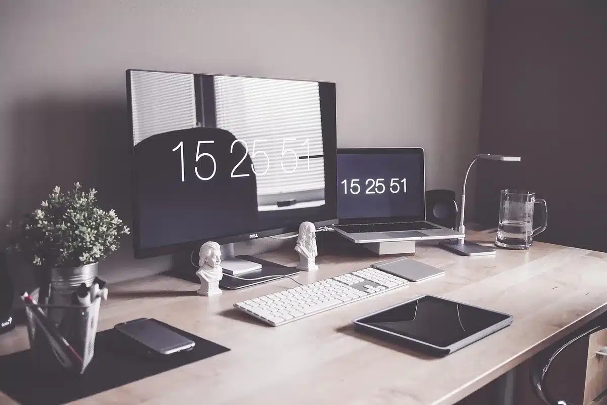 Bureau en journée avec ordinateur, wallet matériel et relevés de transactions