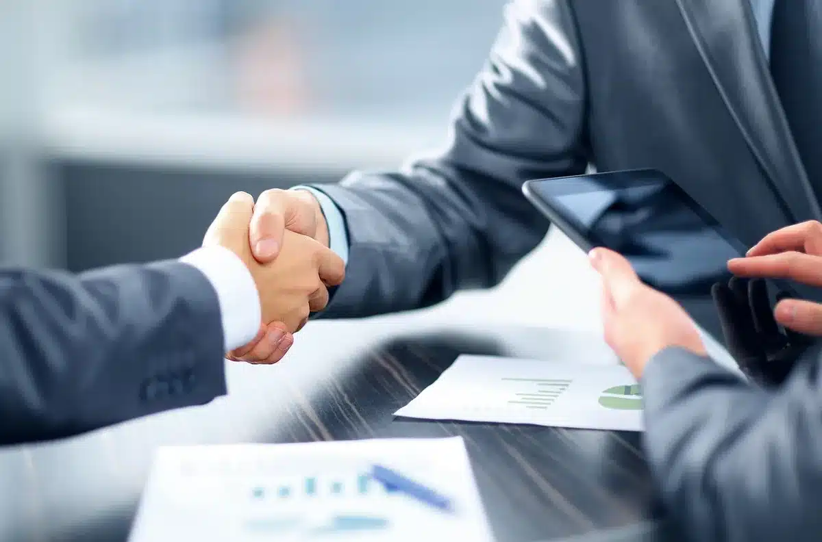 Bureau de cabinet comptable avec documents et ordinateur, évoquant la relation client