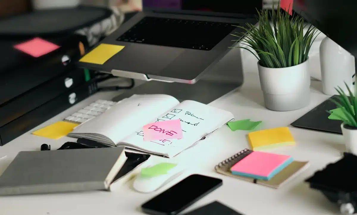 Checklist de conformité posée sur un bureau près d'un ordinateur portable