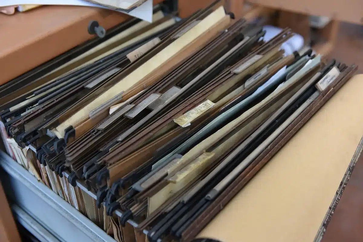 Dossier fermé et documents étiquetés RGPD posés près d'un ordinateur