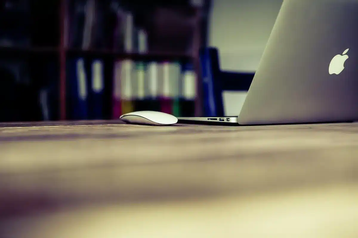 Ordinateur montrant un workflow d'automatisation sans code