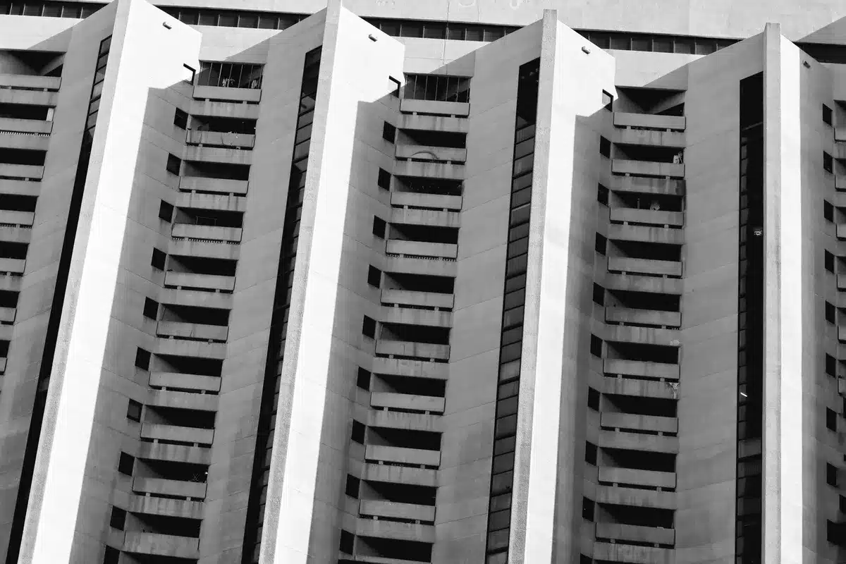 Façade d'une banque centrale et documents financiers