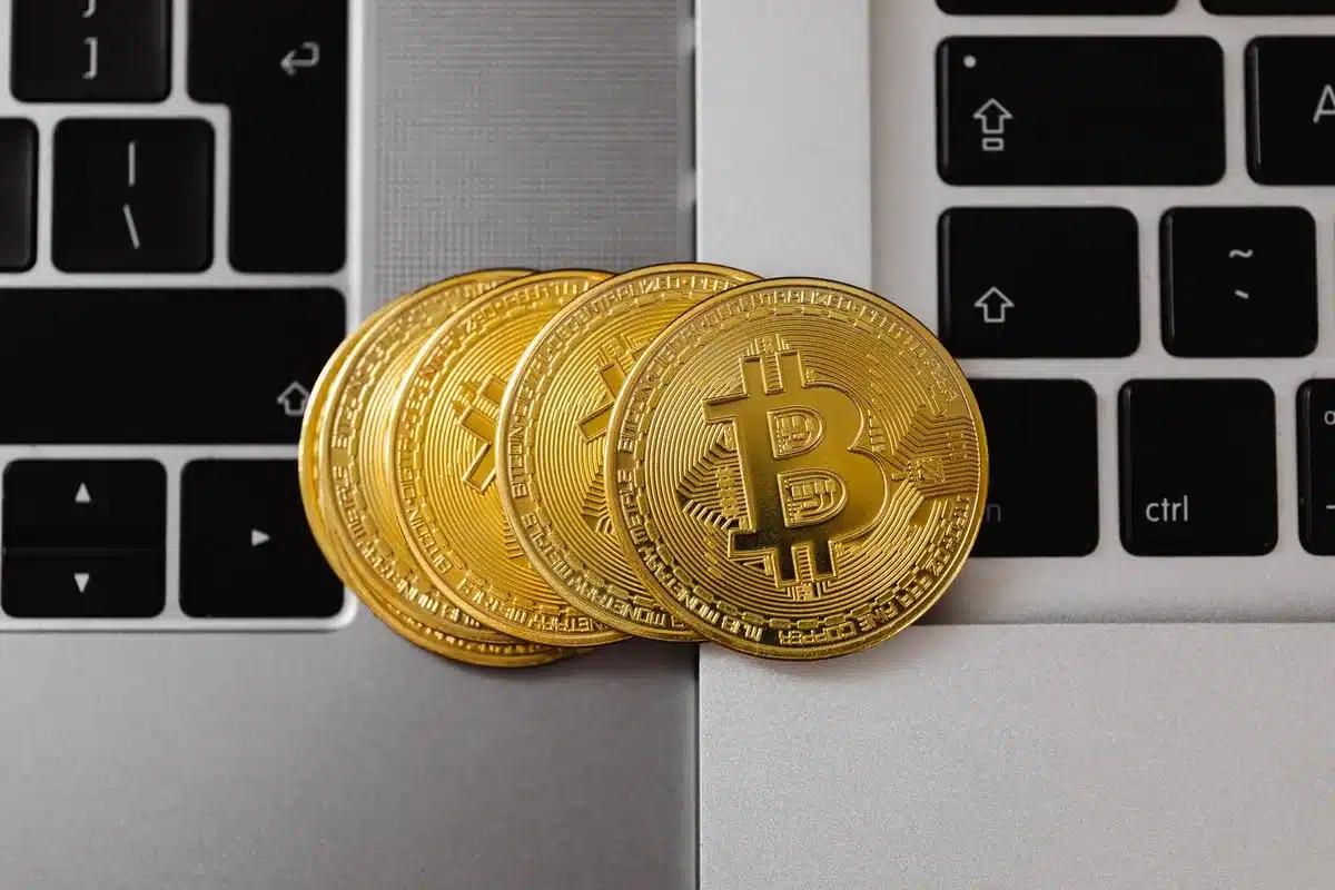 Comparaison symbolique entre pièces euro et représentation bitcoin