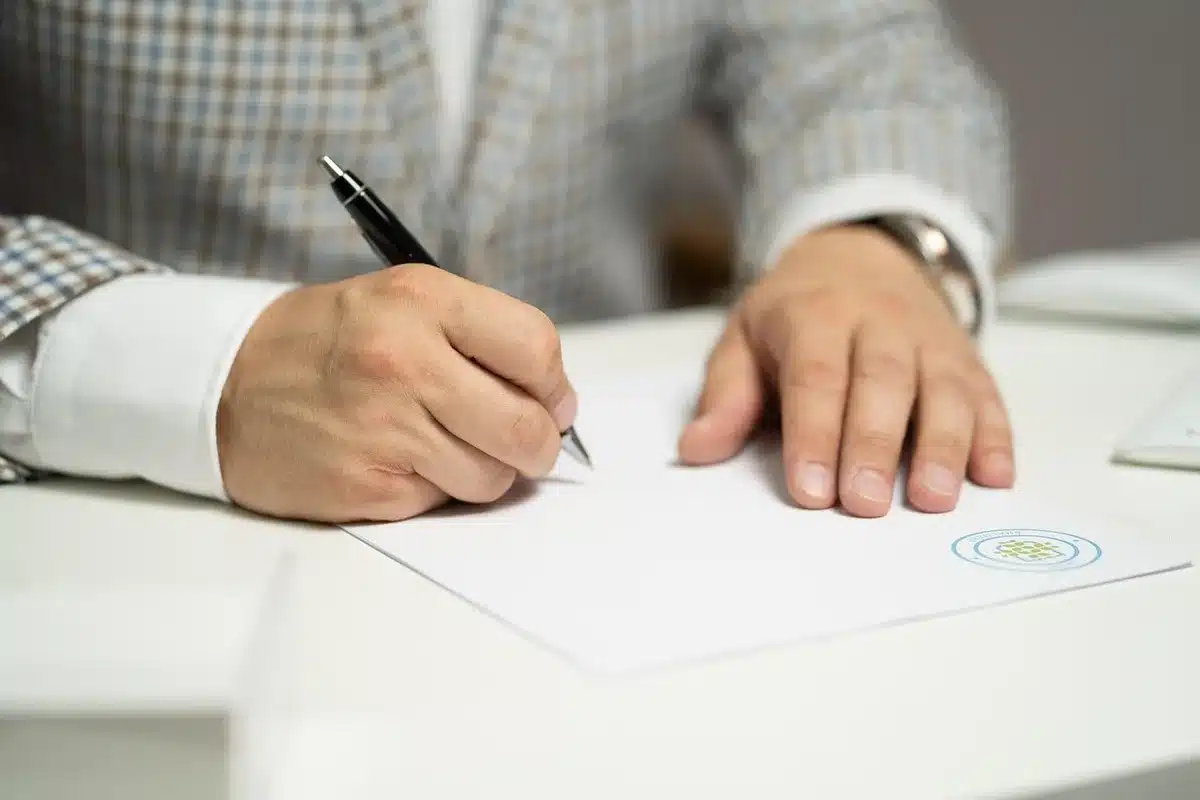 Documents de paie et contrat sur un bureau éclairé par la journée