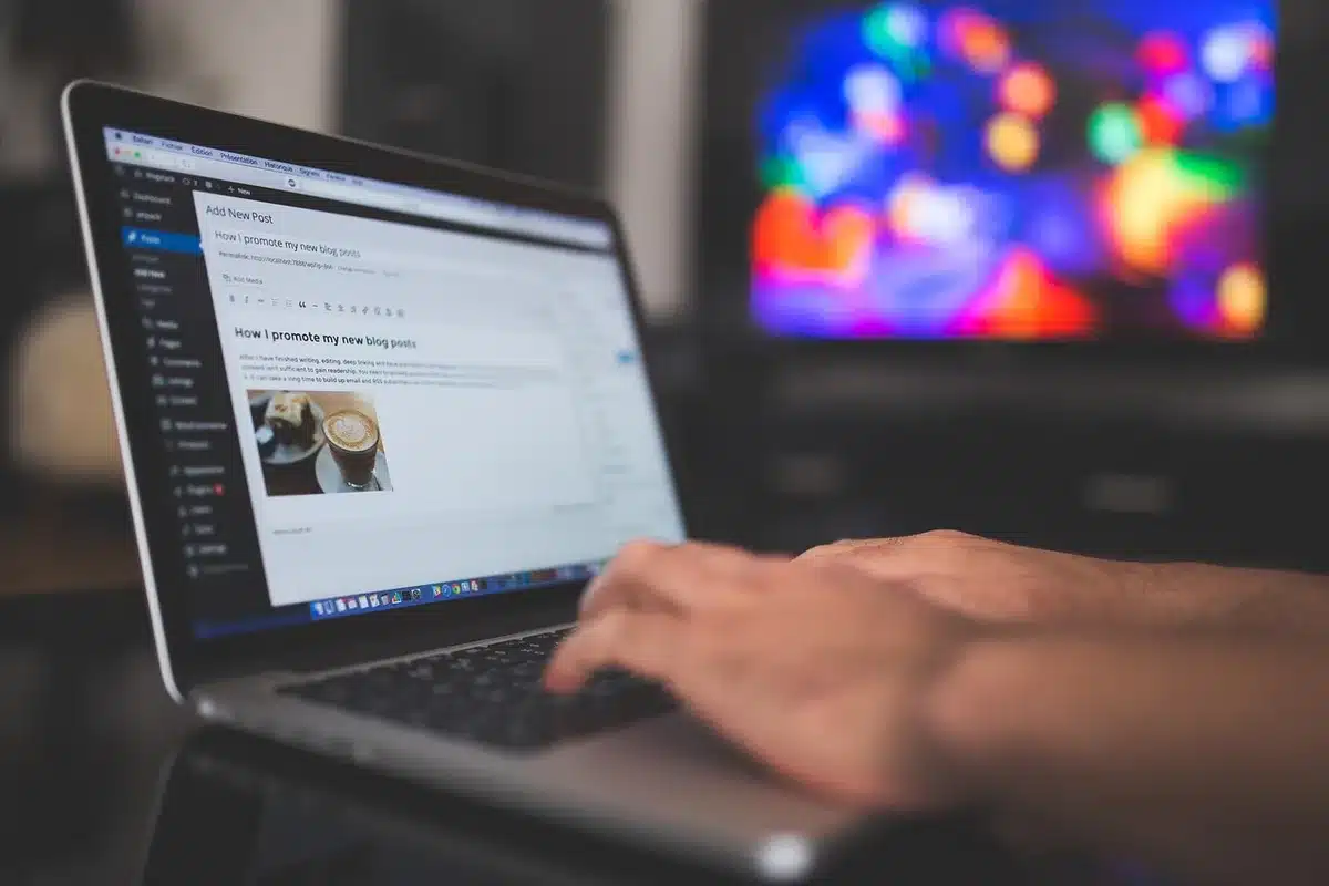 Ordinateur portable affichant un message de phishing et main prête à cliquer
