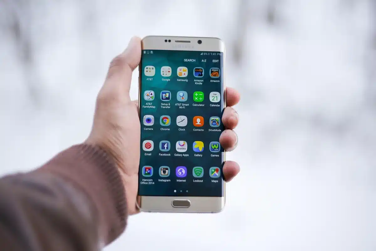 Maquette de landing page produit affichée sur smartphone