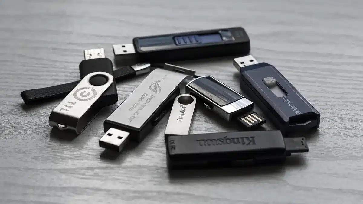 Téléphone Android connecté à un ordinateur pour transfert de fichiers